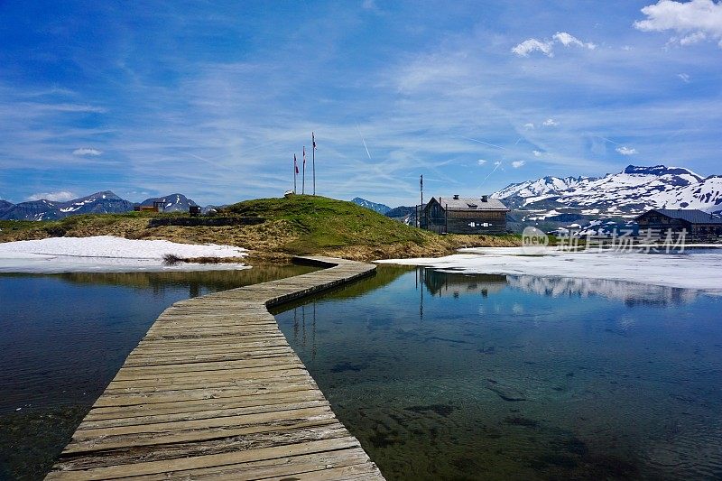 The Fuscher Lacke is a small mountain lake at 2 262 m above sea level. A. on the Großglockner High Alpine Road in the southwestern area of the market town of Rauris.
